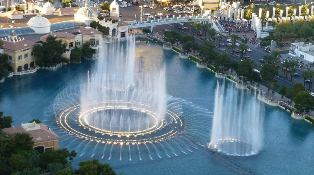 tancujúca fontána bellagio
