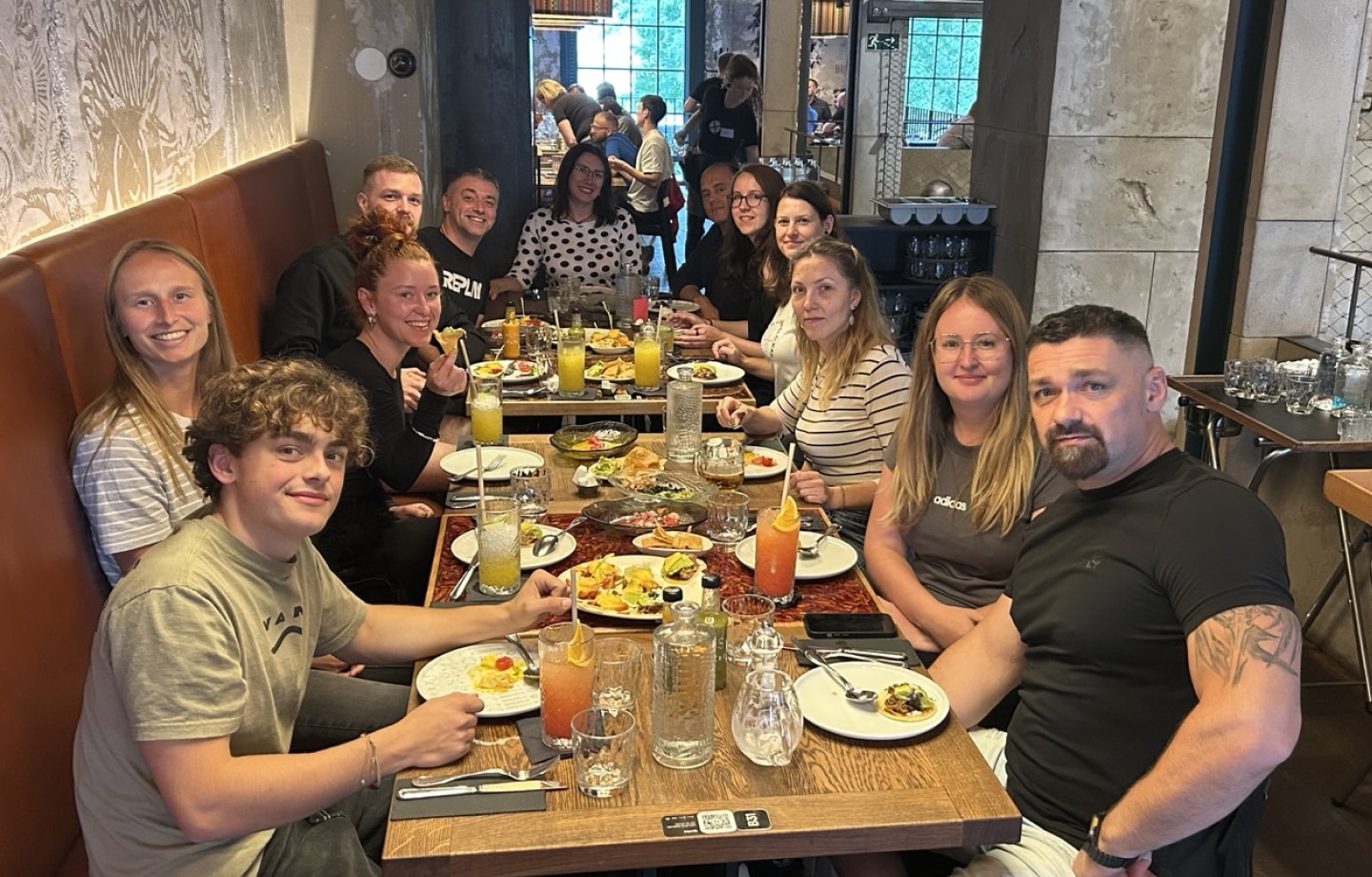 Teambuilding týmu ExeMedia při večeři